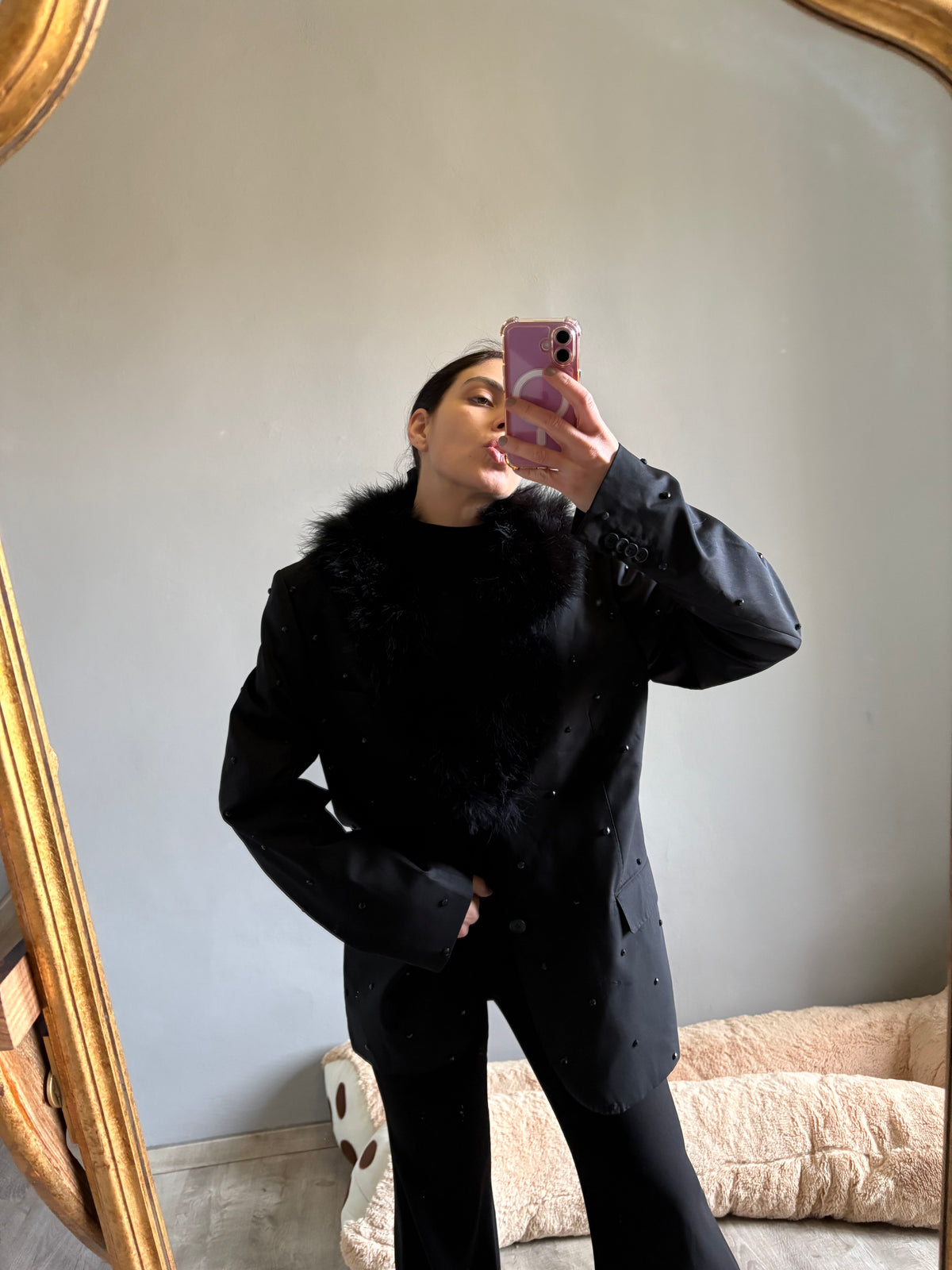 Blazer nero con strass e piuma sul collo