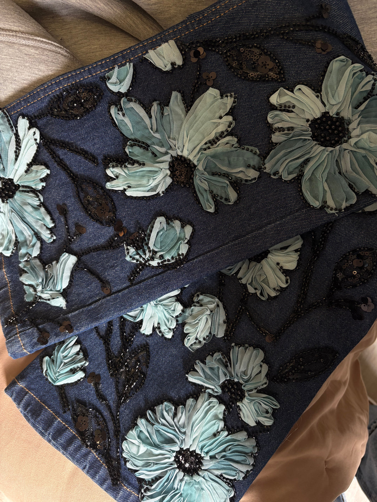 Jeans svasati con fiori tessuto e strass
