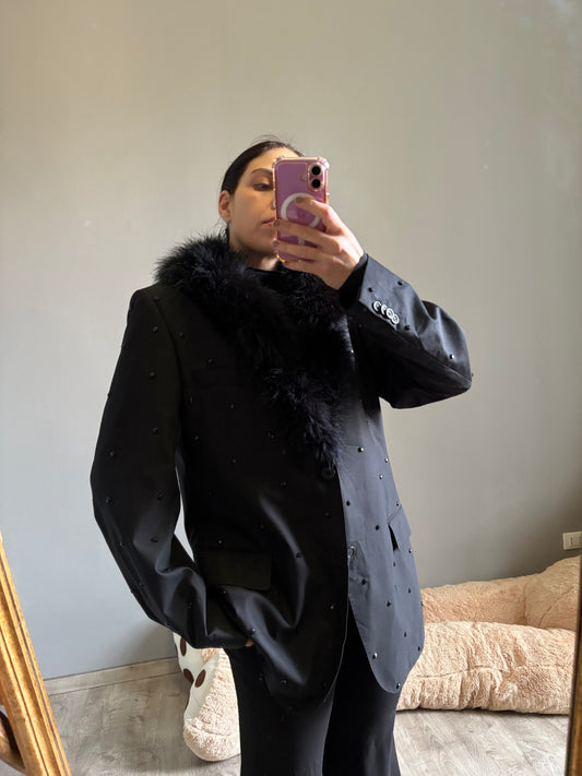 Blazer nero con strass e piuma sul collo