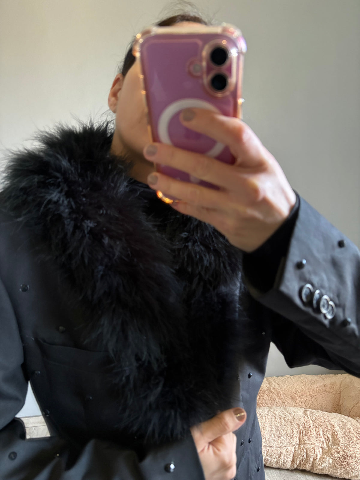 Blazer nero con strass e piuma sul collo