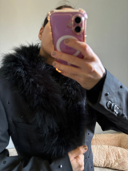 Blazer nero con strass e piuma sul collo