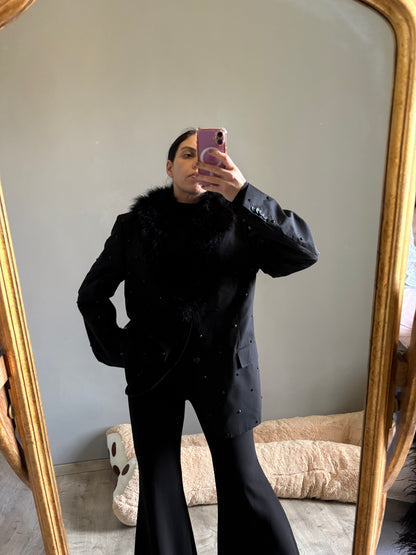 Blazer nero con strass e piuma sul collo