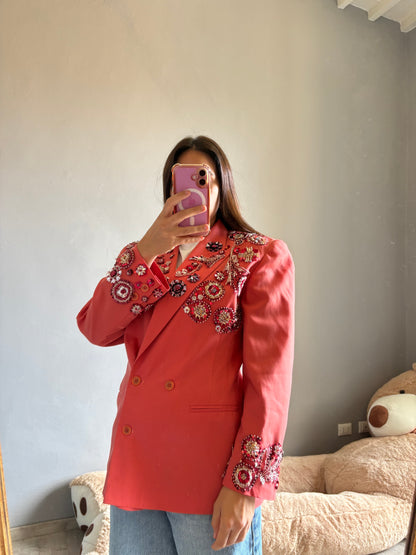 Blazer corallo doppiopetto con pietre gioiello
