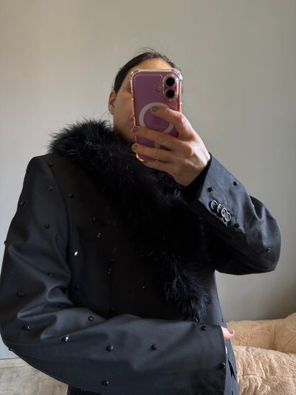 Blazer nero con strass e piuma sul collo