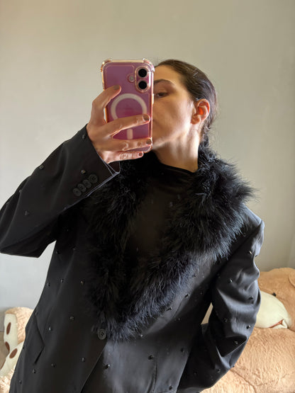 Blazer nero con strass e piuma sul collo