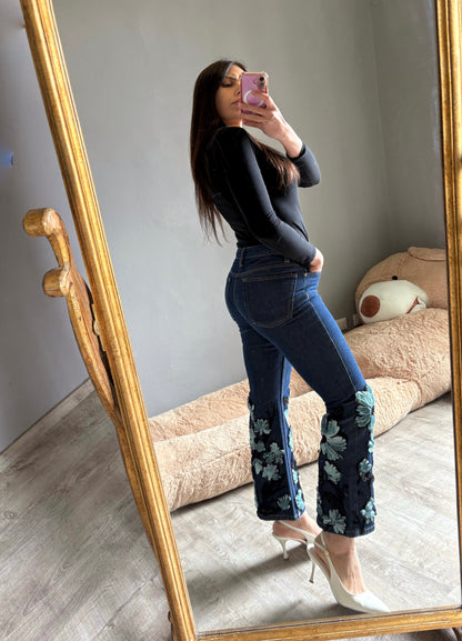 Jeans svasati con fiori tessuto e strass