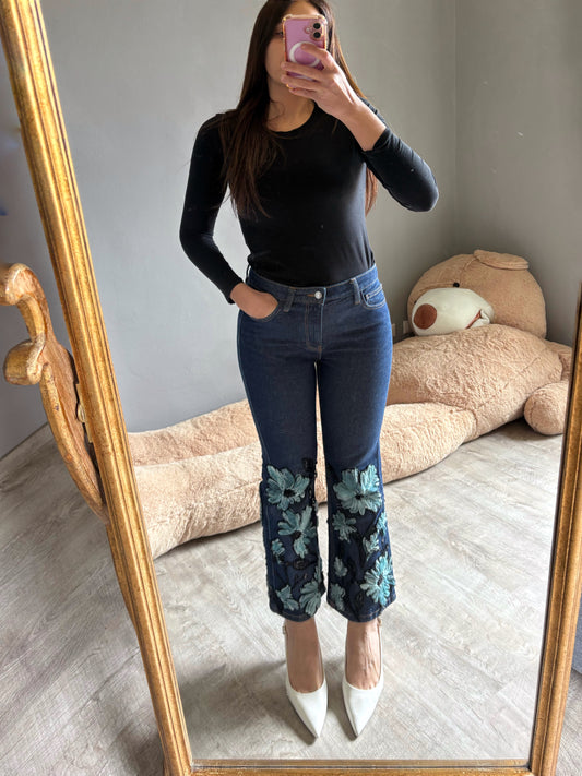 Jeans svasati con fiori tessuto e strass