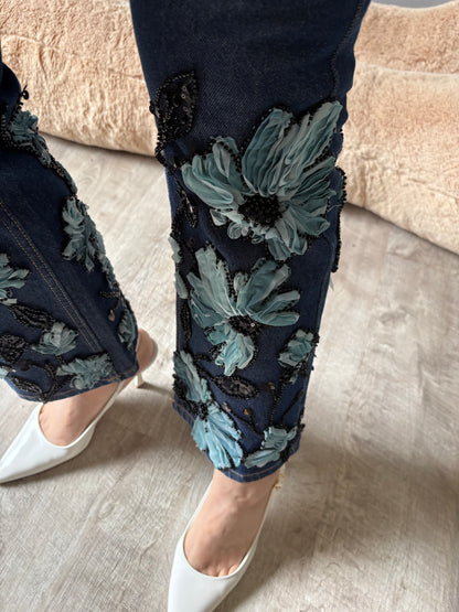 Jeans svasati con fiori tessuto e strass